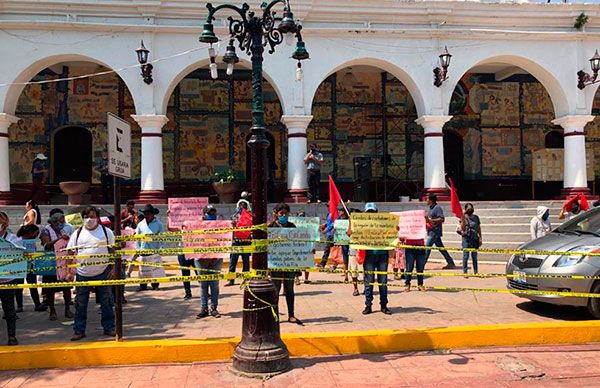 Se manifiestan antorchistas frente al ayuntamiento de Tlapa