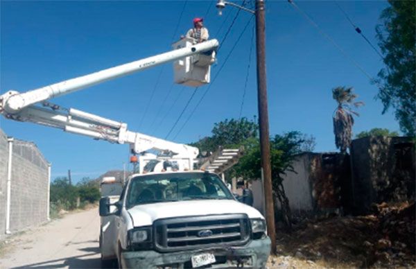 Continúa rehabilitación de alumbrado público en Mexquitic de Carmon.