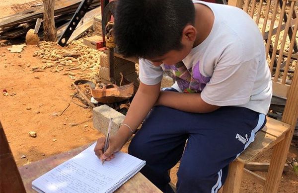 Niño oaxaqueño pide apoyo alimentario para su familia