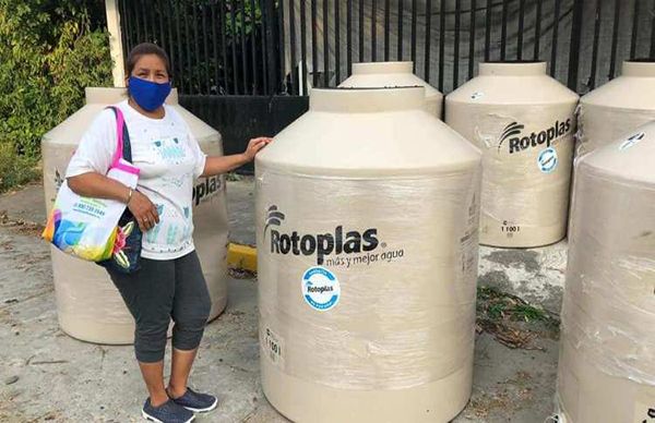 Logra regidora antorchista tinacos de agua para familias de Tuxpan