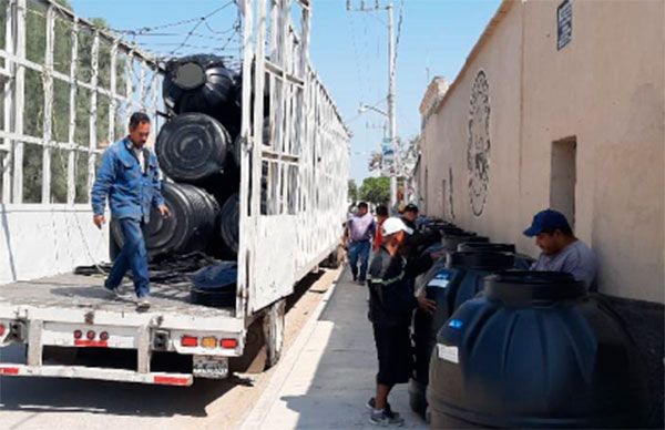 Reciben tinacos familias de Rioverde