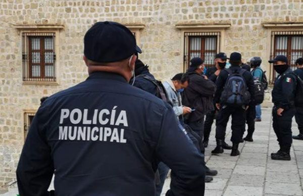 Van policías de Oaxaca a guerra de covid-19 sin fusil; mueren 2 