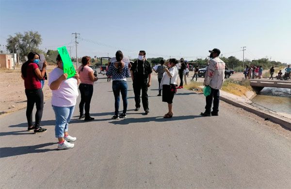 Se manifiestan en carretera en demanda de alimentos en Coahuila 