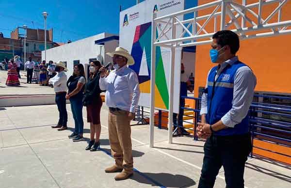 Entrega alcaldesa de Aguascalientes despensas en casa del estudiante