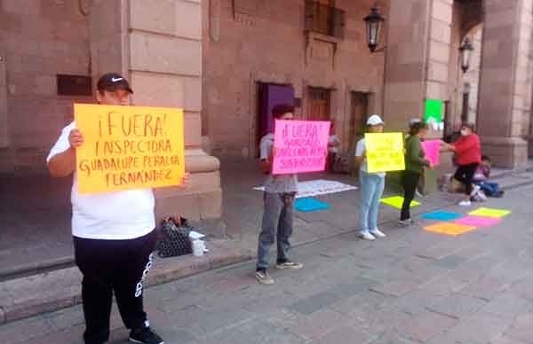 Piden comerciantes destitución de funcionaria de SLP por acoso