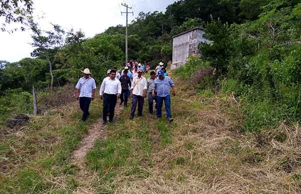 Gestión y lucha organizada logra pavimentación en Aquismón 