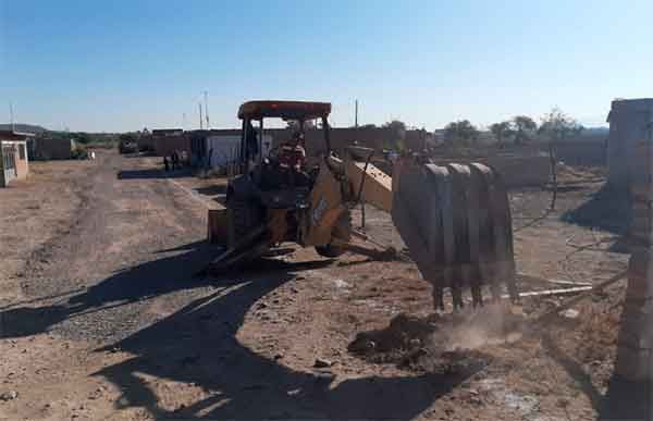 Apoya alcalde con maquinaria para introducir agua potable 