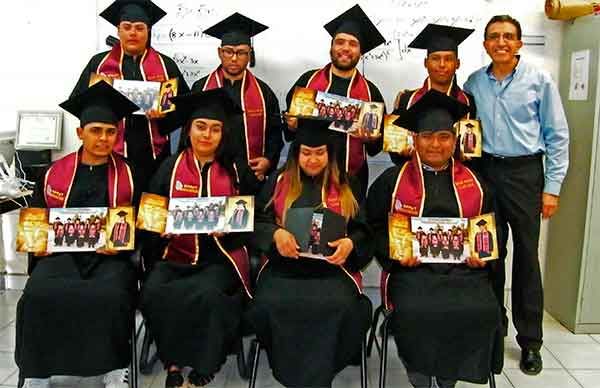 Celebran graduación virtual en bachillerato de Delicias