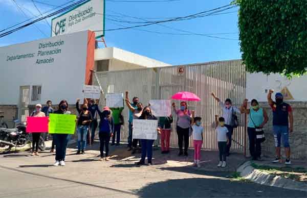 Deja CFE sin luz a colonia de Querétaro, afecta a 300 familias 