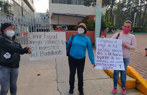 Maestros hidalguenses, cuatro meses sin salario; protestan en Plaza Juárez  