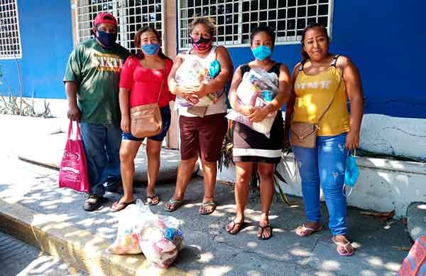 Reciben despensas vendedores ambulantes de Acapulco