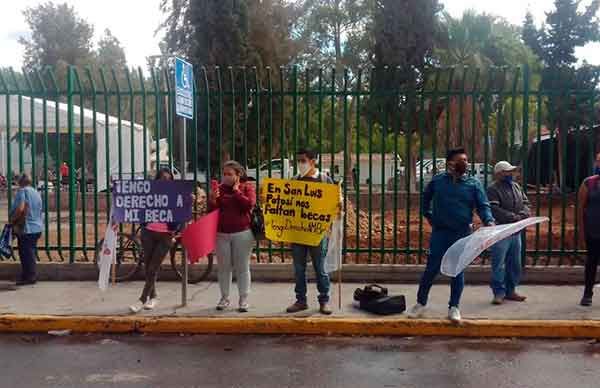 Confronta delegado de SEBIEN a estudiantes por pedir alimentos, los llama tercos 