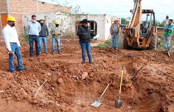 Amplía Gobierno de César Ortiz red de drenaje sanitario en barrio de San Isidro en Trancoso