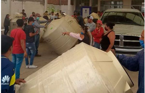 Familias de escasos recursos se benefician con tinacos y calentadores solares