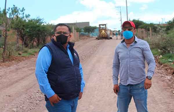 Supervisa alcalde César Ortiz rehabilitación de calle en El Refugio