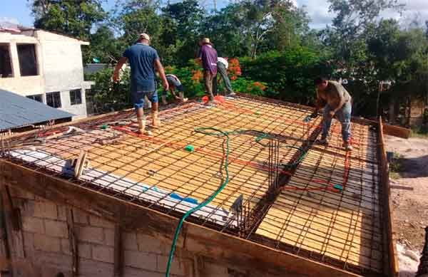 Con una dirección y trabajo eficiente avanza la construcción de un aula en colonia popular de Tulum