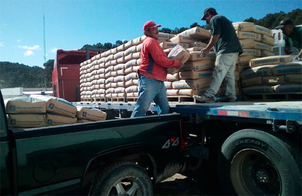 Con paquetes de cemento subsidiado, Antorcha beneficia a campesinos de Bocoyna