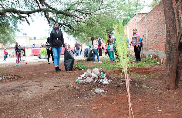 Antorchistas limpian y reforestan área verde en La Zacatecana