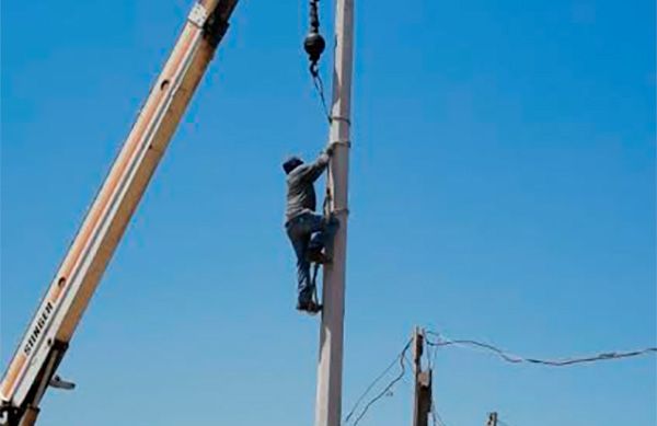 Instalan primeros postes de luz en Unión Antorchista en Tijuana