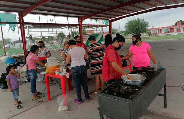 Antorchistas venden comida para financiar sus actividades