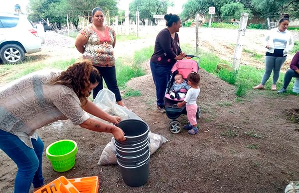 Apoya Movimiento Antorchista con sanitizantes a familias de Asientos