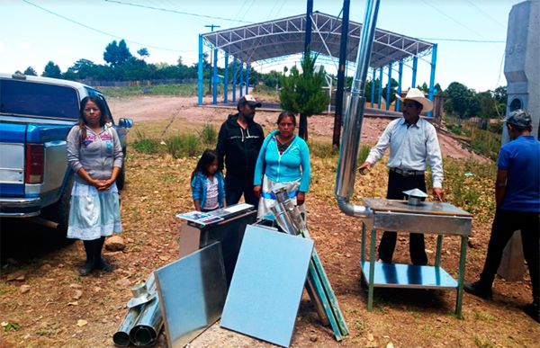 Familias humildes reciben estufas ecológicas