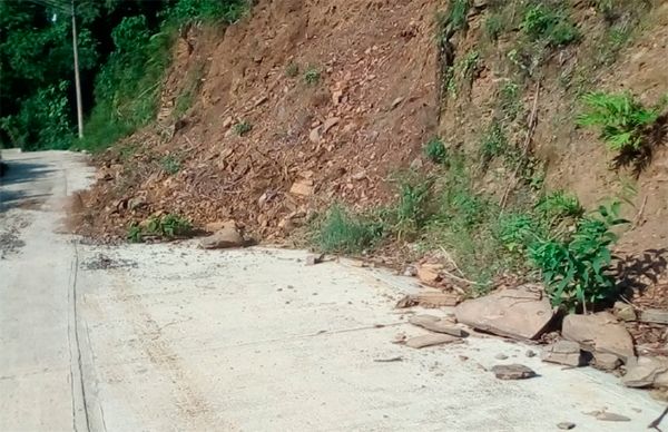 Daña derrumbe carretera en Tamazunchale; demandan reparación