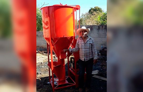 Productores de Buenavista de Cuéllar reciben molinos de forraje