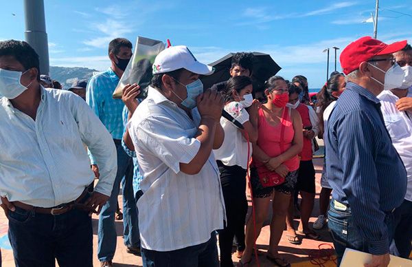 Protestan vendedores de playa de Acapulco durante visita de AMLO