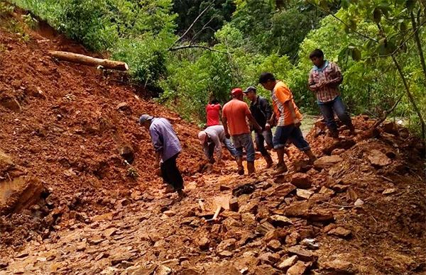 Olvidan derrumbe en Oaxaca, habitantes lo retiran con pico y pala 