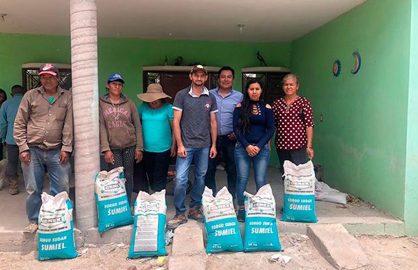 Antorcha apoya con semilla a productores de Villa Arista 