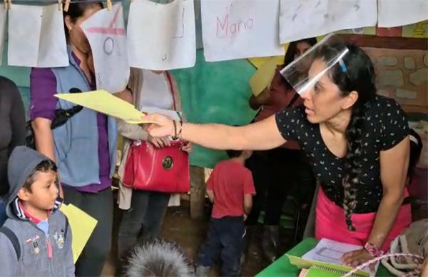 Maestros de Xalapa, llevan actividades a sus alumnos de la periferia, donde no llega la señal televisiva  