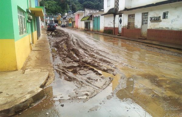 Deslaves en las colonias El Diamante e Independencia ponen en riesgo a cientos de familias