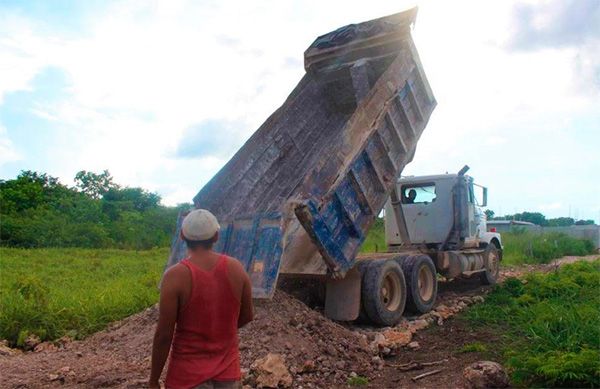 Pese al abandono del edil de Bacalar, colonos organizados arreglan acceso hacia sus hogares