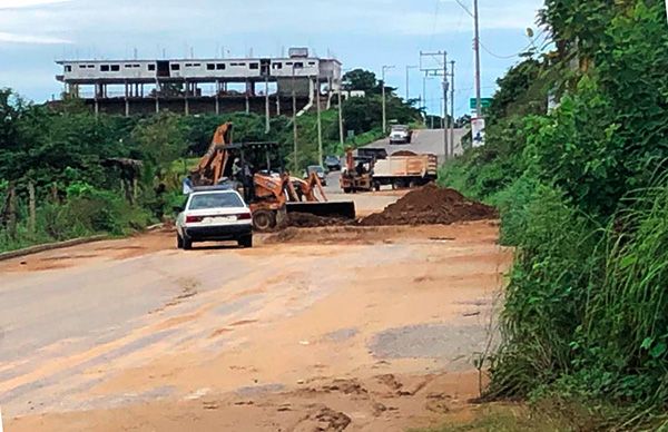 Retira maquinaria escombro del Libramiento Ometepec-Xochistlahuaca