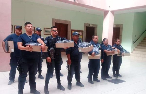 Entrega alcalde antorchista uniformes a policías