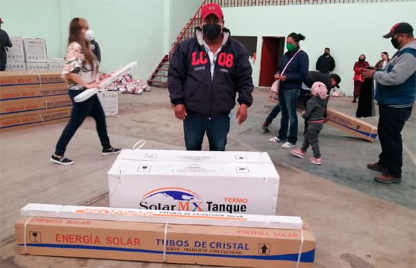 Entrega alcalde antorchista calentadores solares en Mexquitic