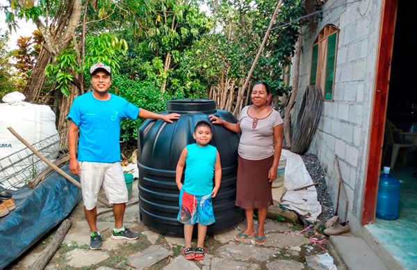 En Chapulhuacanito Antorcha entrega tinacos a bajo costo