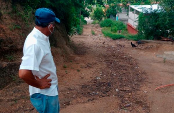 Piden colonos pavimentar calle en la colonia Narciso Mendoza