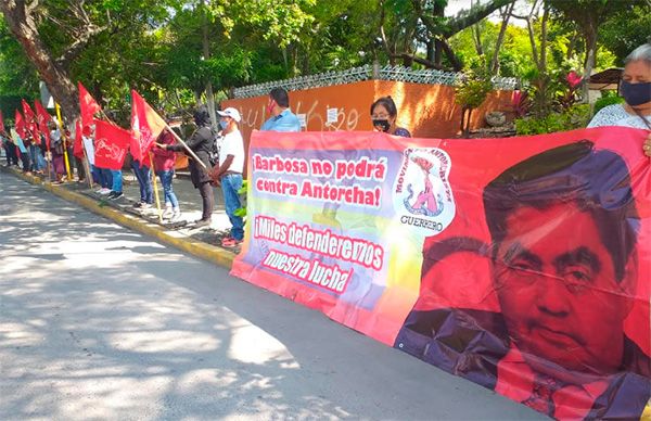 Con cadena humana, Guerrero refrenda respaldo a antorchistas de Puebla