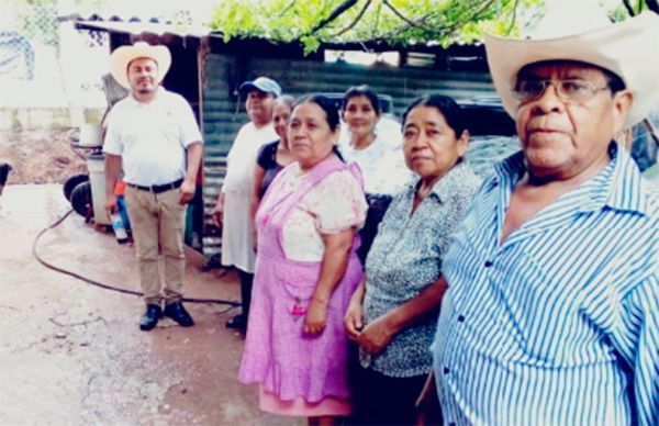 Reciben tinacos familias humildes del pueblo de Xalpatláhuac