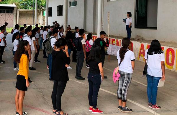 Maestra chiapaneca defiende aulas como único espacio de aprendizaje