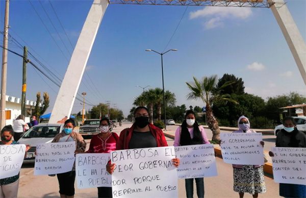 Mujeres de Matehuala se solidarizan con antorchistas poblanos