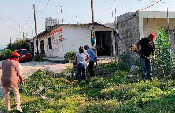 Embellecen antorchistas escuelas y espacios públicos 