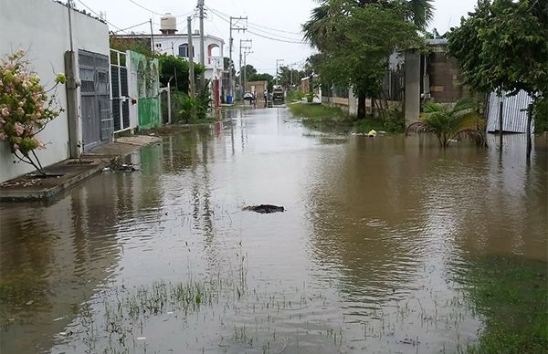 Lluvias anegan colonias populares en Carmen, Campeche