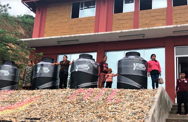 Logra Antorcha tinacos para familias indígenas de Xochistlahuaca