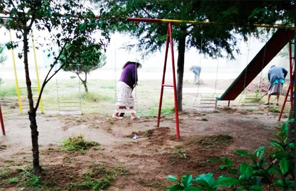 Antorchistas limpian áreas verdes de Tlaxcala para prevenir covid-19