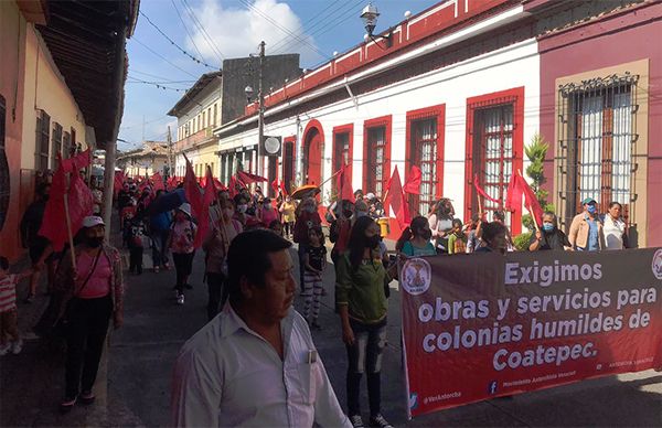 Marchan antorchistas en Coatepec