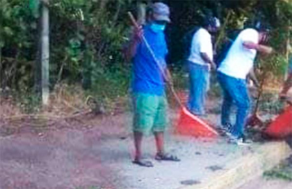 Limpian vendedores ambulantes accesos a playa El Revolcadero