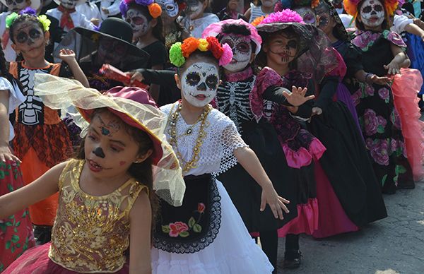 Organiza Antorcha concurso de catrines para revivir tradiciones